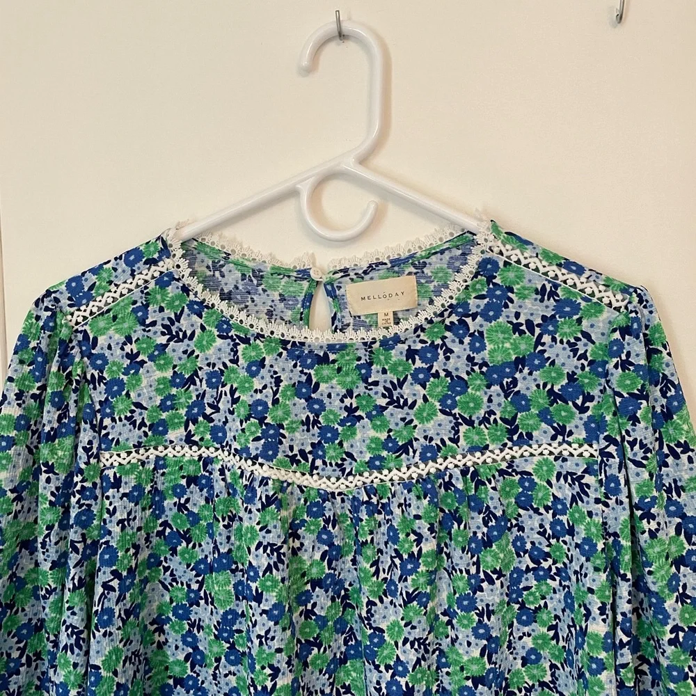 MELLODAY Vibrant Blue And Green Floral Blouse Feminine Trimmed in White Lace - Picture 2 of 6